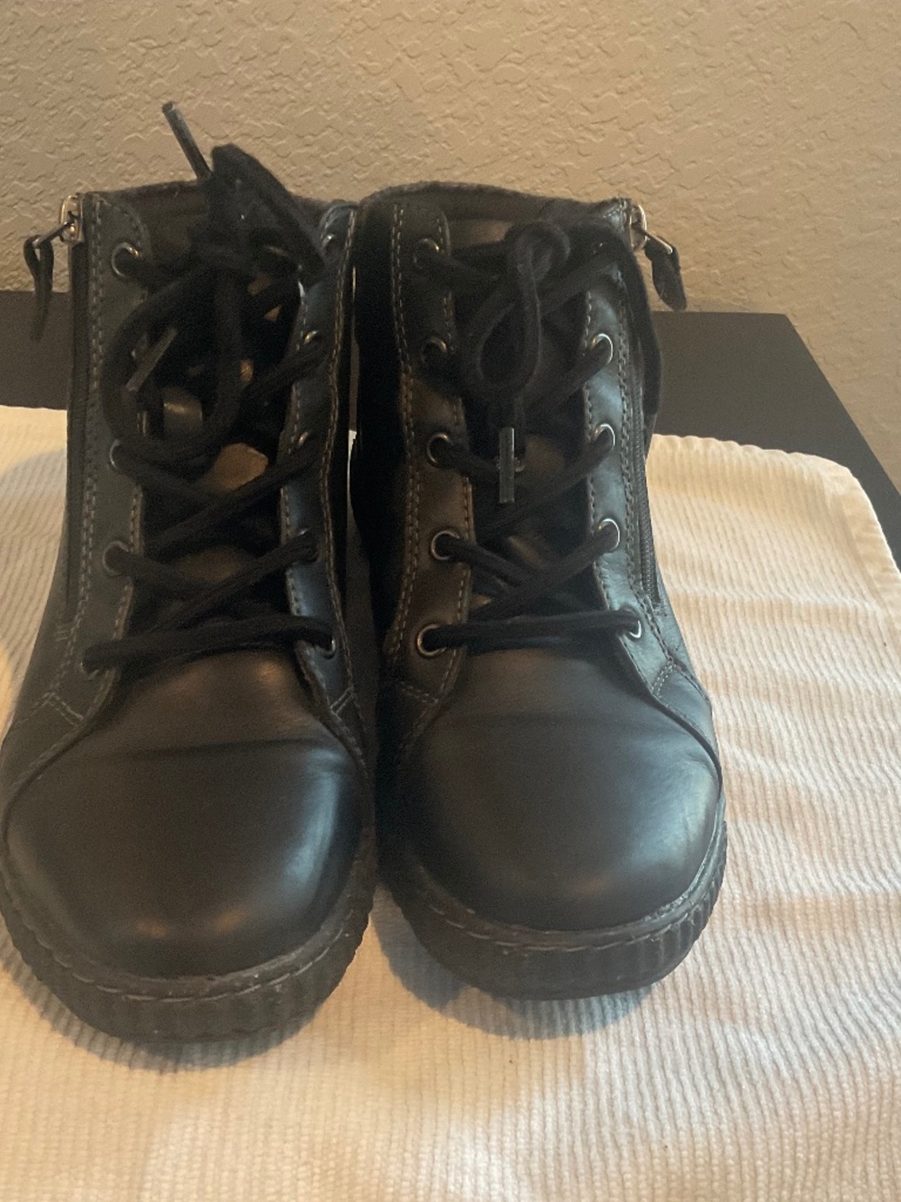 Black ankle leather ankle boot with side zipper